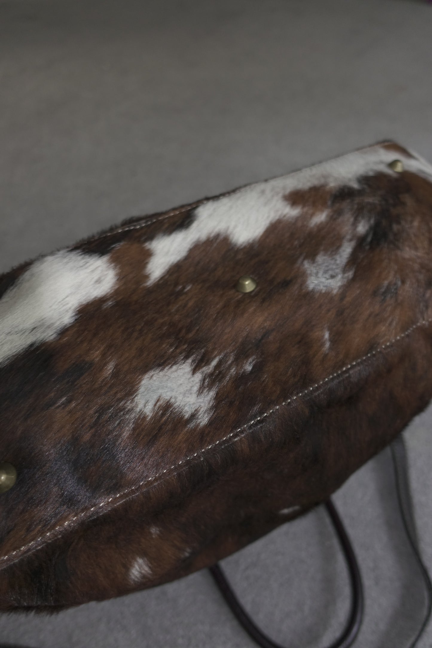 Cowhide- and leather bag