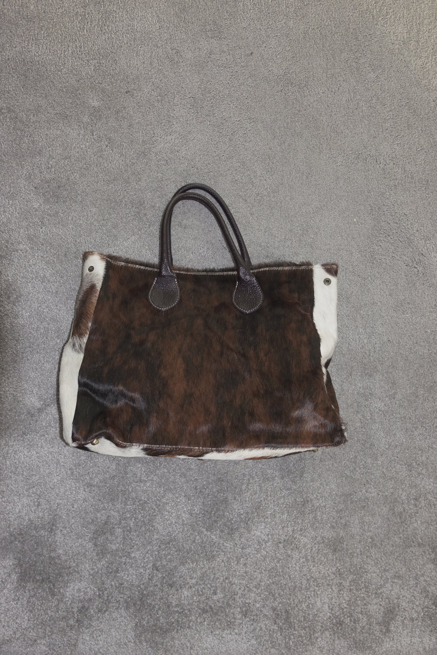 Cowhide- and leather bag